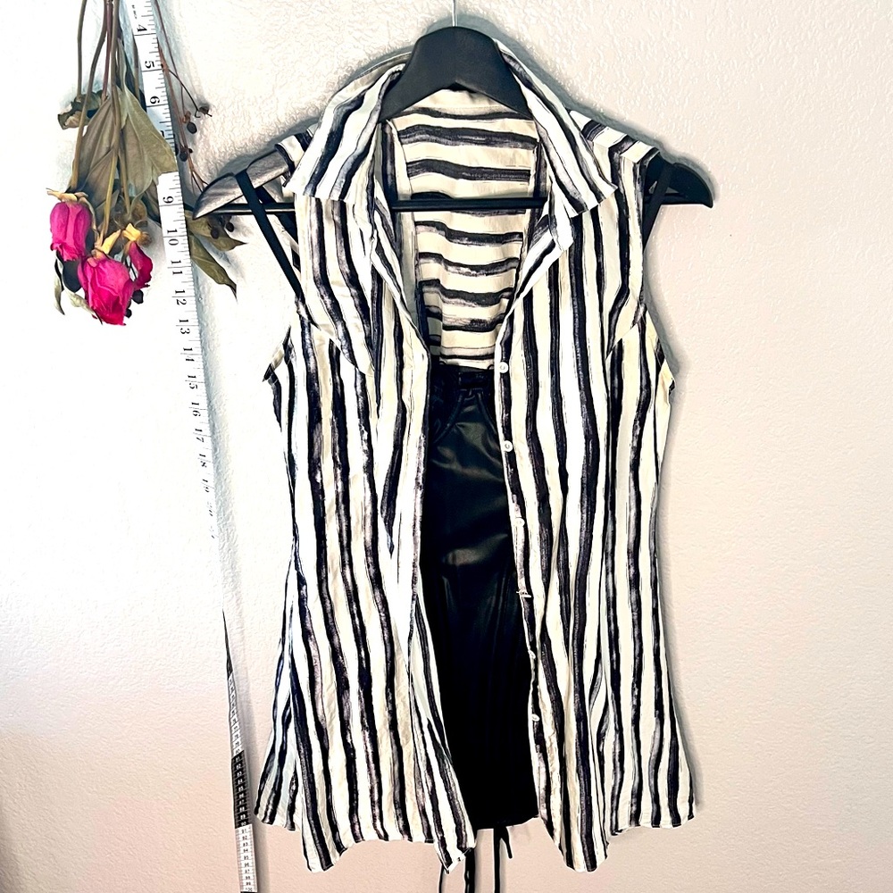 100% Silk Black|White Collared, Button-Up Blouse, Size Sm-Med. Short Sle